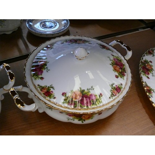 238 - ROYAL ALBERT 'OLD COUNTRY ROSES' DINNER SERVICE WITH 10 DINNER PLATES, 8 DESERT BOWLS,  6 TEA PLATES... 