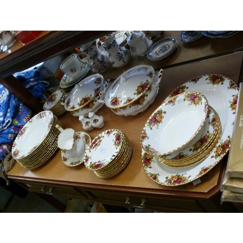 238 - ROYAL ALBERT 'OLD COUNTRY ROSES' DINNER SERVICE WITH 10 DINNER PLATES, 8 DESERT BOWLS,  6 TEA PLATES... 