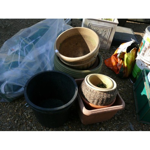 324 - SELECTION OF FLOWER POTS