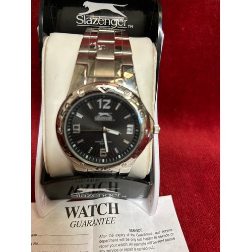 24 - GENTS SLAZENGER WRIST WATCH 3 ATM WATER RESISTANT QUARTZ - WORKING WHEN LOTTED ON A STEEL STRAP WITH... 