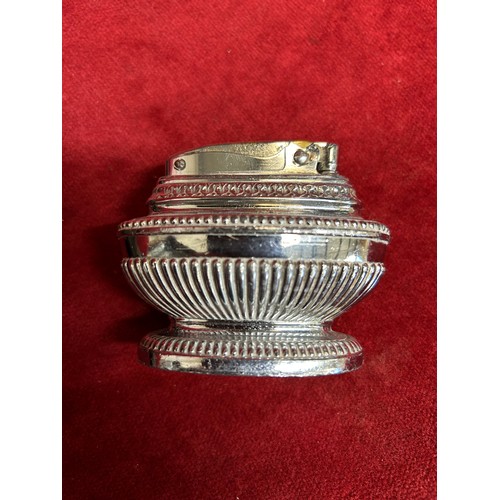 8 - 3 VINTAGE CIGARETTE LIGHTERS INCLUDING A SILVER PLATED EXAMPLE, A RONSON ONE WITH TURNED WOOD STAND ... 