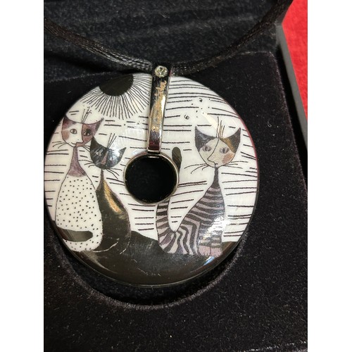 20 - A STYLISH GOEBEL PORCELAIN DISC NECKLACE DEPICTING CATS BY ROSINA WACHTMEISTER