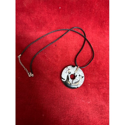 20 - A STYLISH GOEBEL PORCELAIN DISC NECKLACE DEPICTING CATS BY ROSINA WACHTMEISTER