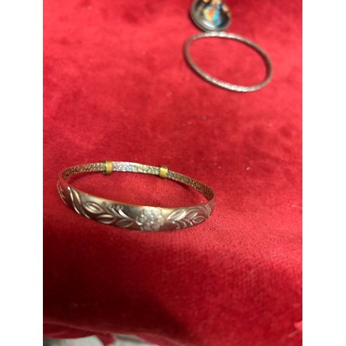 23 - VINTAGE SILVER JEWELLERY TO INCLUDE A TWO TONE BRACELET MARKED 925 AND WITH CHINESE TYPE MARKS, A BU... 