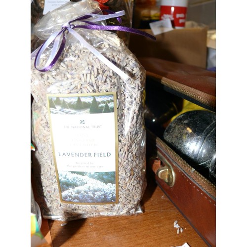 197 - 2 NEW BAGS OF POT POURRI, A BAG OF LAVENDAR BY THE NATIONAL TRUST AND 2 NATURAL ORANGE ROOM FRESHENE... 