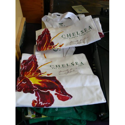 265 - 3 NEW CHELSEA FLOWER GARDEN SHOW SHOPPING BAGS PLUS 2 NEW PAIRS OF GARDENING GLOVES