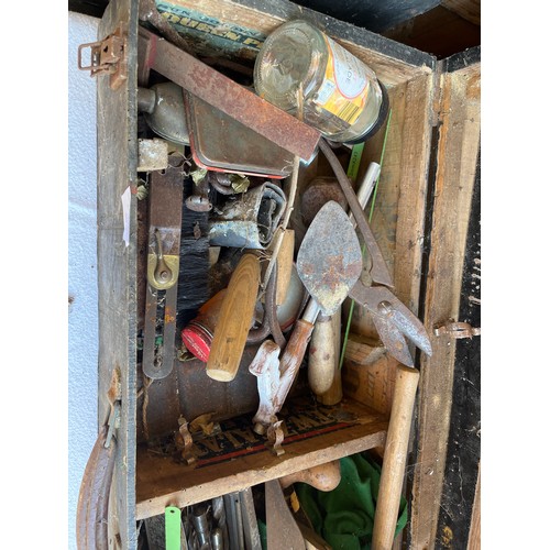 400 - LARGE VINTAGE WOODEN CARPENTERS BOX WITH CONTENTS OF TOOLS