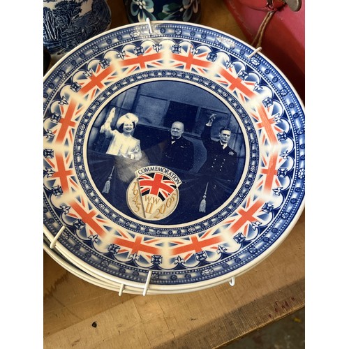 334A - COLLECTION OF VINTAGE CHINA AND METALWARE TO INCLUDE CANDLESTICKS, TRAIN PLATES, BLUE & WHITE, TORQU... 