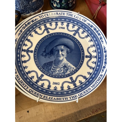 334A - COLLECTION OF VINTAGE CHINA AND METALWARE TO INCLUDE CANDLESTICKS, TRAIN PLATES, BLUE & WHITE, TORQU... 