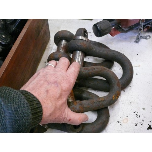 430 - 4 VERY LAGE HEAVY DUTY SHACKLES