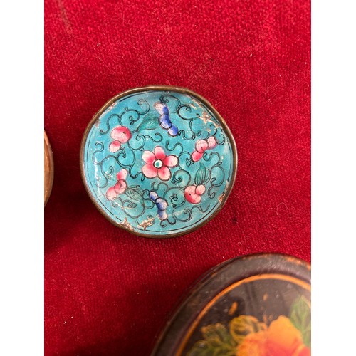 50 - A VINTAGE CHINESE CLOISONNE PIN DISH, AN INDIAN CARVED SOAPSTONE LIDDED POT, PAPIER MACHE BOXES AND ... 