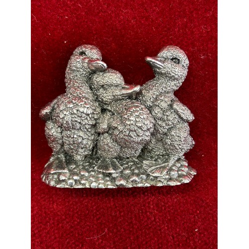 30 - A GORGEOUS STERLING SILVER 3 DUCKLINGS FIGURE HALLMARKED BIRMINGHAM 1995 (FILLED)