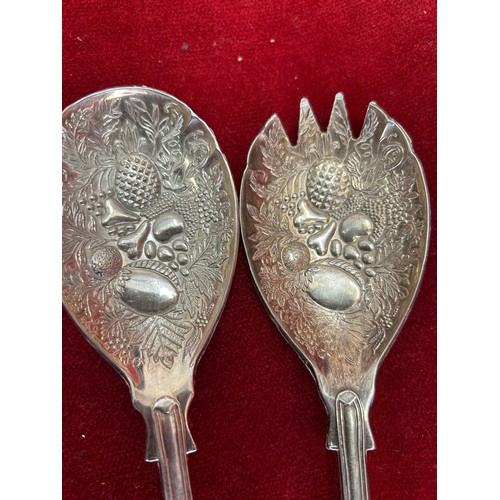 47 - A GOOD PAIR OF SILVER PLATED SALAD SERVER OR BERRY SPOONS WITH KINGS PATTERN HANDLES AND A VINTAGE F... 