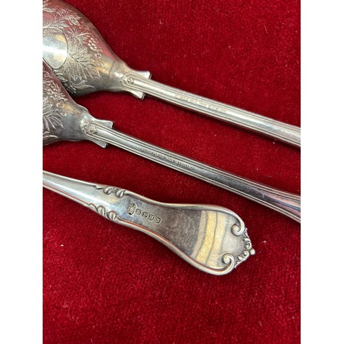 47 - A GOOD PAIR OF SILVER PLATED SALAD SERVER OR BERRY SPOONS WITH KINGS PATTERN HANDLES AND A VINTAGE F... 