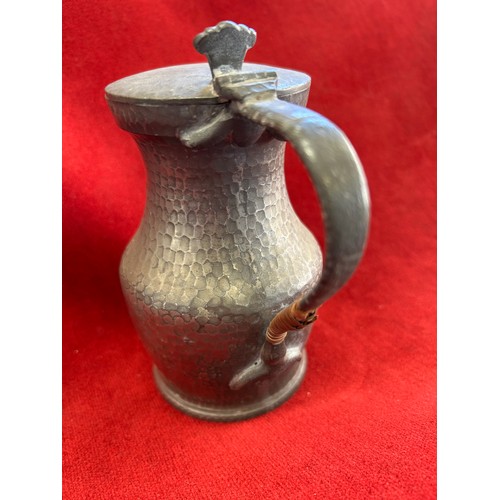 42 - AN EARLY 20TH CENTURY ARTS & CRAFTS PLANISHED PEWTER JUG BY UNITY PEWTER