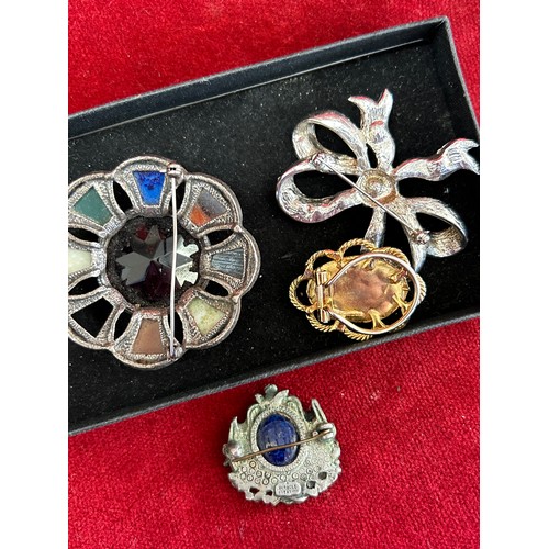 41 - 5 VINTAGE COSTUME JEWELLERY BROOCHES INCLUDING ONE BY SPHINX WITH LARGE BLUE CABOCHON, A MIRACLE BRO... 