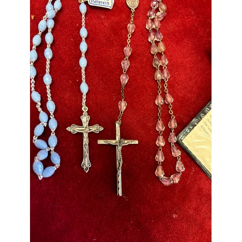 44 - VINTAGE CATHOLIC DEVOTIONAL ITEMS INCLUDING A ROSARY WITH PINK GLASS BEADS AND CRUCIFIX, AN ITALIAN ... 