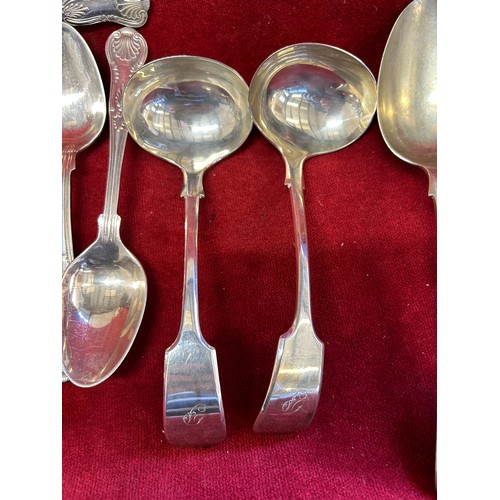 32 - GOOD QUALITY SILVER PLATED CUTLERY COMPRISING KINGS PATTERN (6 X SOUP, 2 X SERVING SPOONS, 6 X DESSE... 