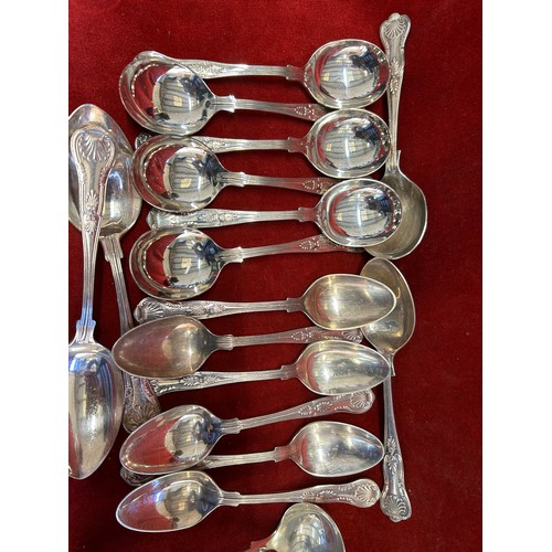 32 - GOOD QUALITY SILVER PLATED CUTLERY COMPRISING KINGS PATTERN (6 X SOUP, 2 X SERVING SPOONS, 6 X DESSE... 