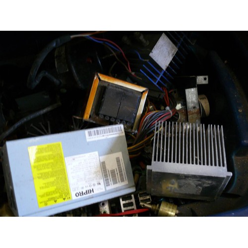 433 - LARGE BOX OF ELECTRONIC ITEMS HEAT SINKS, CD DRIVES, MOTORS, TRANSFORMERS, POWER SUPPLIES, PCBS ETC