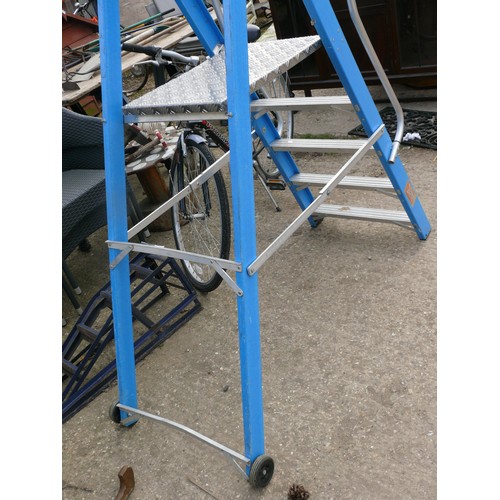 405 - LYTE LADDER & TOWERS LTD PLATFORM STEP LADDER 2.05M HIGH 4 STEP PLUS PLATFORM