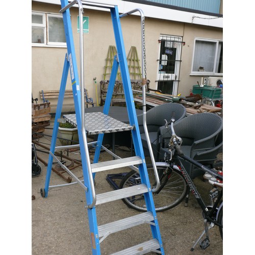 405 - LYTE LADDER & TOWERS LTD PLATFORM STEP LADDER 2.05M HIGH 4 STEP PLUS PLATFORM