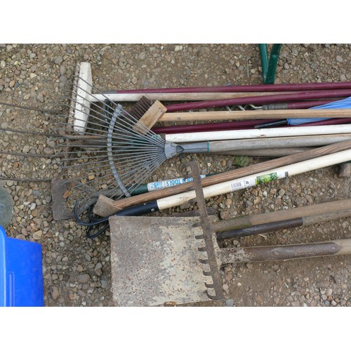 323A - SELECTION OF GARDEN TOOLS AND DRAIN RODS INCLUDING A KNEELER