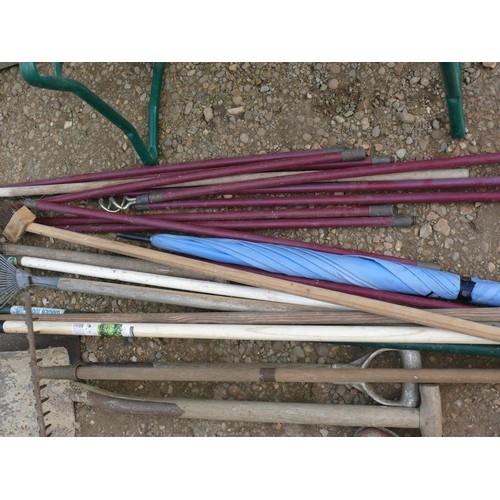 323A - SELECTION OF GARDEN TOOLS AND DRAIN RODS INCLUDING A KNEELER