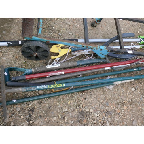 323C - SELECTION OF GARDEN TOOLS INCLUDING 2 LONG REACH PRUNERS, A FOLDING SACK BARROW, FORK, RACKS AND HOE... 