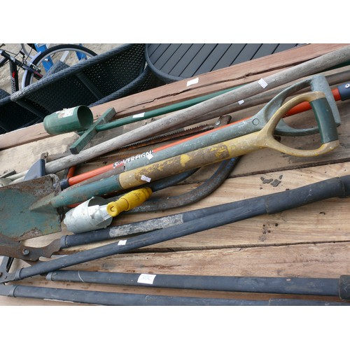 303C - SELECTION OF GARDEN TOOLS INCLUDING BULB PLANTERS, EDGING SHEARS, SPADES & BOW SAWS