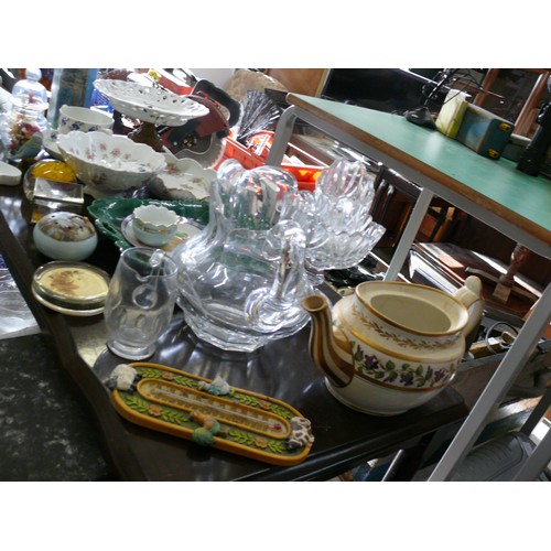 449 - TABLETOP OF VINTAGE GLASS AND CERAMIC ITEMS TO INCLUDE A BEAUTIFUL GLASS JUG (DAMAGE TO RIM), PAPERW... 