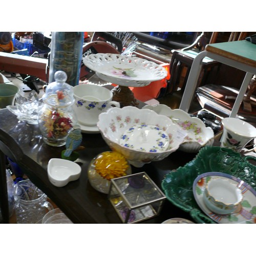 449 - TABLETOP OF VINTAGE GLASS AND CERAMIC ITEMS TO INCLUDE A BEAUTIFUL GLASS JUG (DAMAGE TO RIM), PAPERW... 