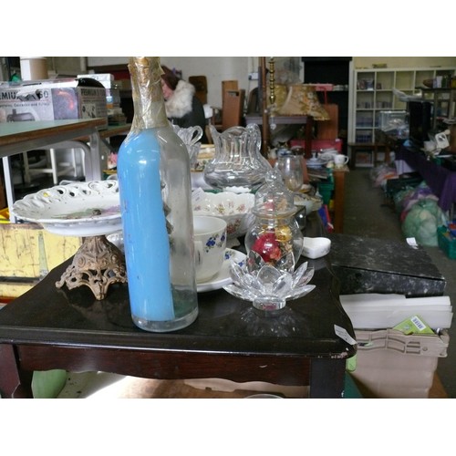 449 - TABLETOP OF VINTAGE GLASS AND CERAMIC ITEMS TO INCLUDE A BEAUTIFUL GLASS JUG (DAMAGE TO RIM), PAPERW... 