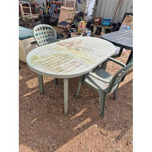 318 - GREEN GARDEN TABLE AND 2 CHAIRS