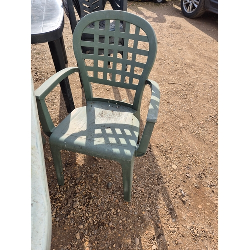 318 - GREEN GARDEN TABLE AND 2 CHAIRS