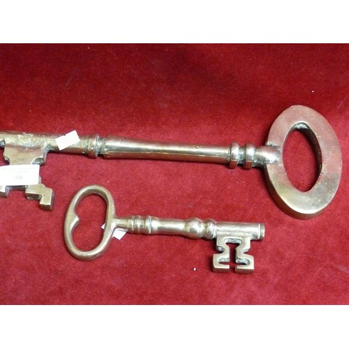 86 - LARGE HEAVY BRASS KEY 14
