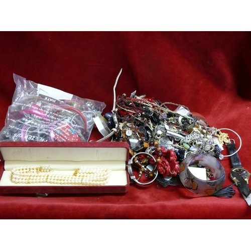 113 - QUANTITY OF MIXED COSTUME JEWELLERY