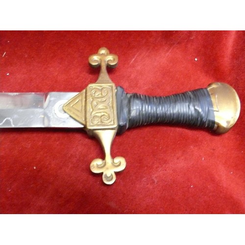 115 - WELL MADE COPY OF ROMAN SWORD WITH BRONZE HILT AND NICELY MADE SCABARD, BEEN SLIGHTLY SHARPENED WITH... 