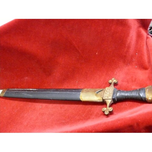 115 - WELL MADE COPY OF ROMAN SWORD WITH BRONZE HILT AND NICELY MADE SCABARD, BEEN SLIGHTLY SHARPENED WITH... 