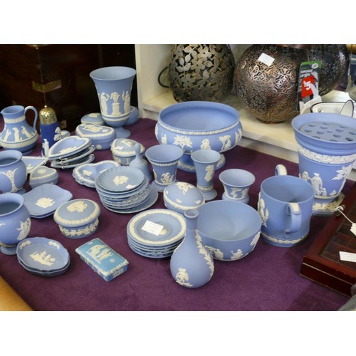 116 - LARGE QUANTITY OF WEDGEWOOD JASPER WARE