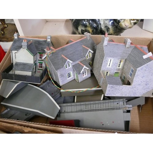 96 - TRIANG MODEL RAILWAY PLATFORM PLUS 3 BUILDINGS