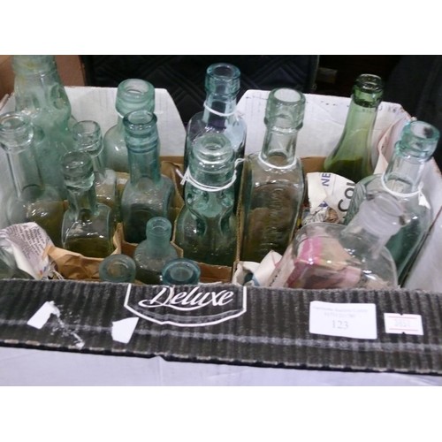 123 - BOX OF MIXED VINTAGE ADVERTISING AN APOTHOCARY BOTTLES