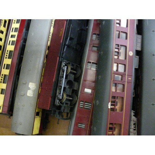 132 - ROYAL MAIL POST COLLECTING SET AND 8TRIANG PASSENGER COACHES AND OTHERS 11 IN ALL