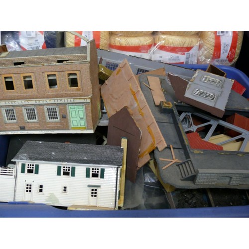 133 - LARGE LOT Of OO  RAILWAY BUILDINGS AND ACCESSORIES