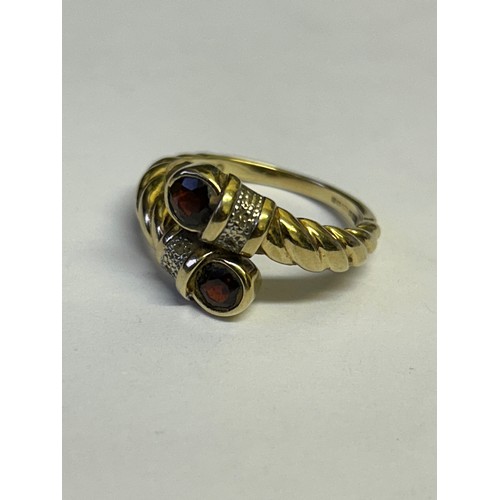 15 - A LARGE 9ct GOLD SNAKE RING WITH RED GARNETS SIZE S 1/2 WEIGHT 5.7gr