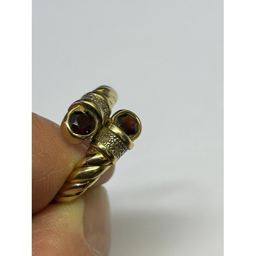 15 - A LARGE 9ct GOLD SNAKE RING WITH RED GARNETS SIZE S 1/2 WEIGHT 5.7gr