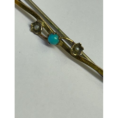 37 - A 9ct GOLD BROOCH WITH SEED PEARLS AND TURQUOISE ON GOLD BAR  WEIGHT 1.07gr