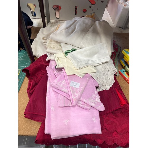 384 - QUNTITY OF TABLECLOTHES AND NAPKINS, VARIOUS STYLES