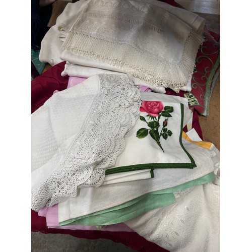 384 - QUNTITY OF TABLECLOTHES AND NAPKINS, VARIOUS STYLES
