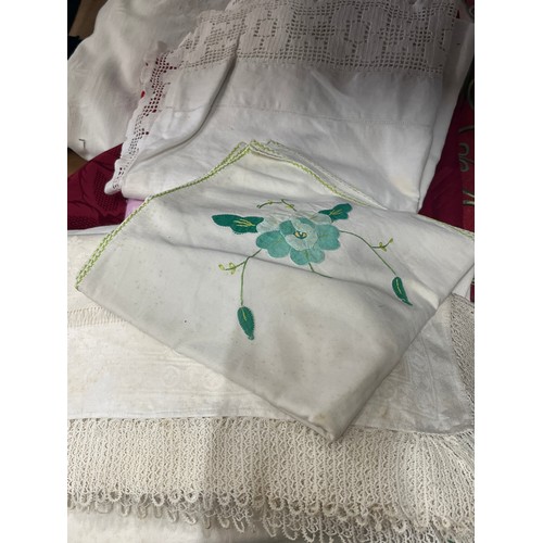 384 - QUNTITY OF TABLECLOTHES AND NAPKINS, VARIOUS STYLES